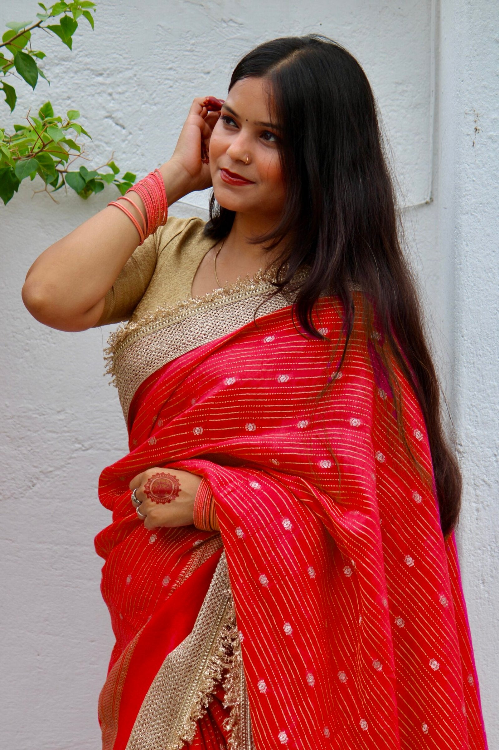 Mehfil Roohani laal saree