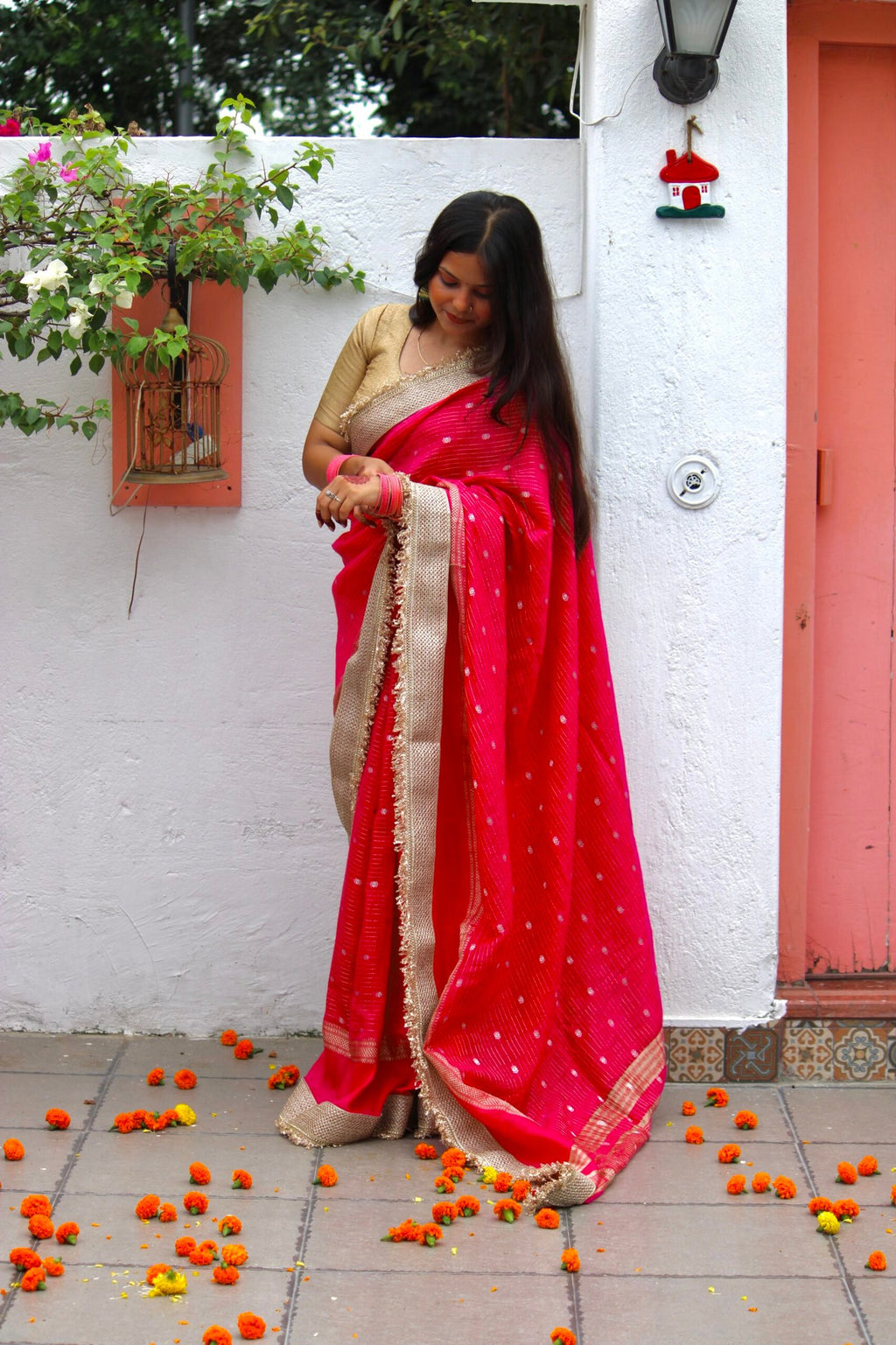 Mehfil Roohani laal saree