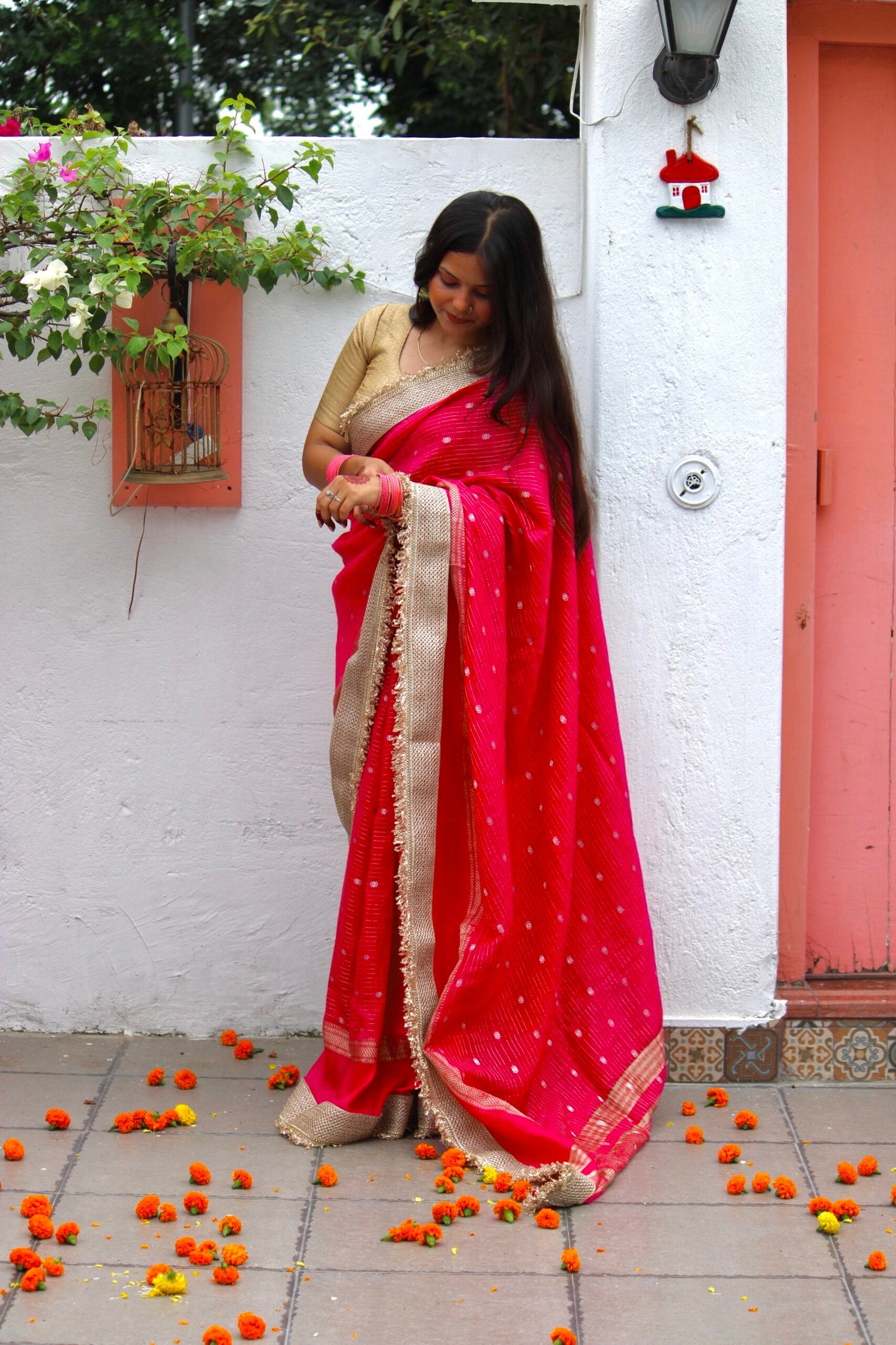 Mehfil Roohani laal saree