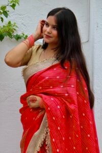 Mehfil Roohani laal saree