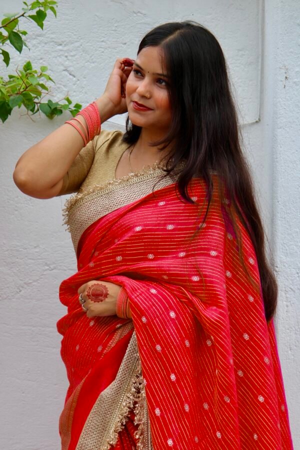 Mehfil Roohani laal saree